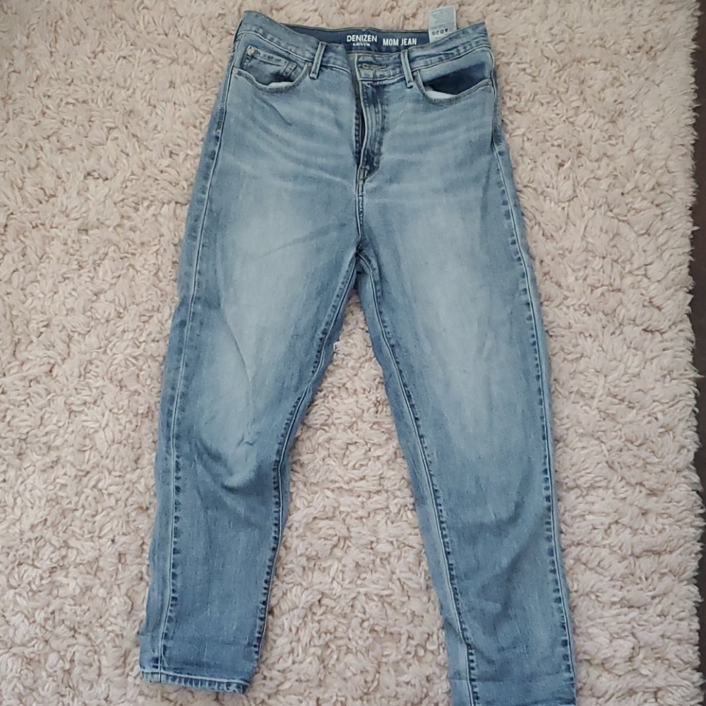 Levi's High-Waisted Mom Jean size 28!